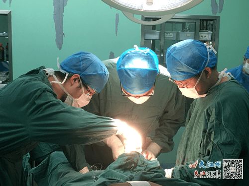 有个艾滋病人的手留血了 有个艾滋病人的手留血了