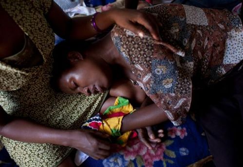 高铁商务座一擦全黑印 12306回应清洁争议 高铁商务座一擦全黑印 12306回应清洁争议